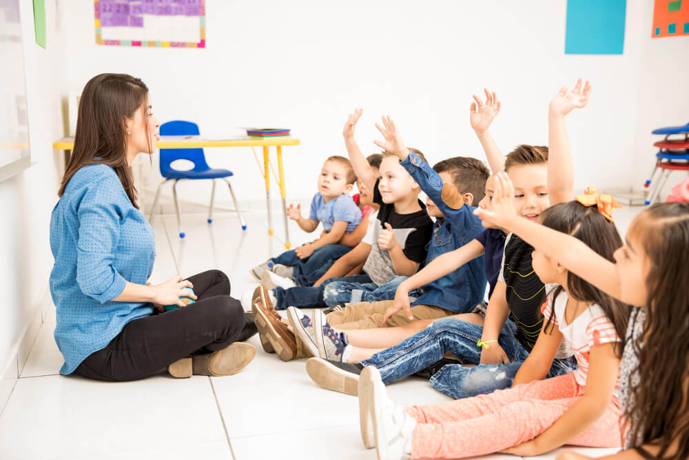 Kinder und Eltern nehmen mit leuchtenden Laternen an einem Fest der KiTa St. Marien teil.
