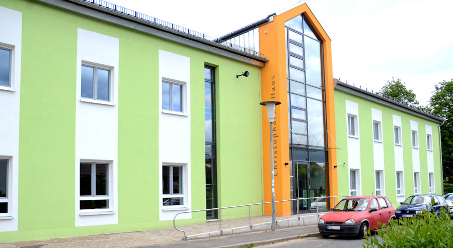 Willkommen im Haus für Kinder St. Marien in Langenzenn Außenansicht des modernen, hellen Gebäudes der Katholischen KiTa St. Marien in Langenzenn.