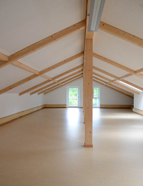 Unser Mehrzweckraum für Projekte und Gemeindearbeit Der große und helle Mehrzweckraum im Dachgeschoss, eingerichtet für Gruppenaktivitäten.